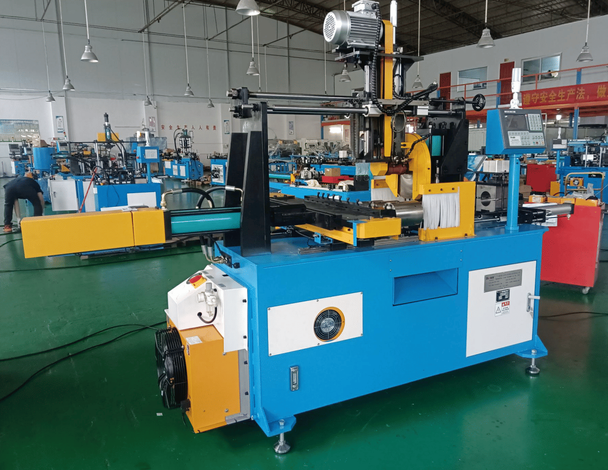 工厂内不锈钢管 CNC 管端成型设备