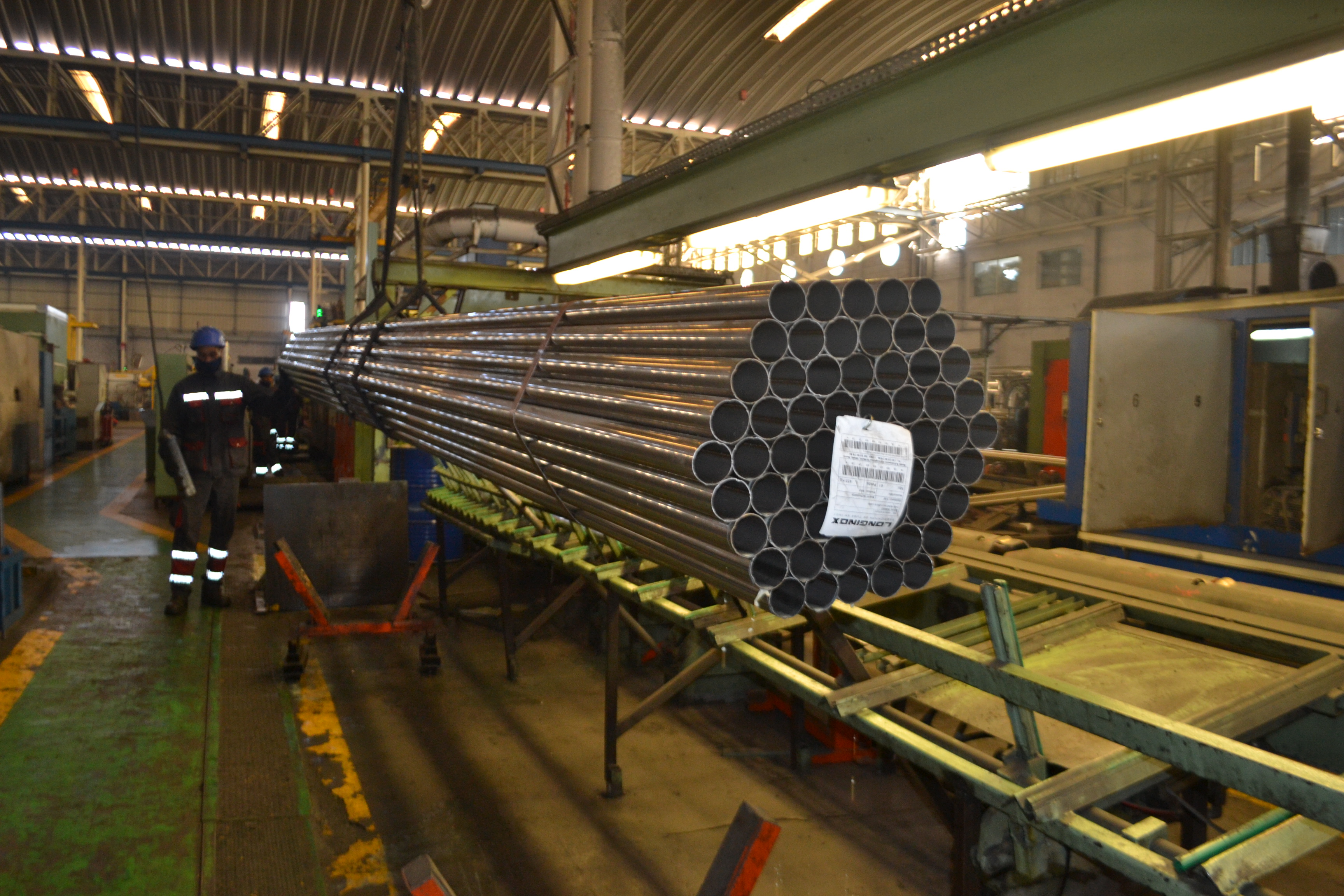 Bundled stainless steel tubes supported on warehouse racks